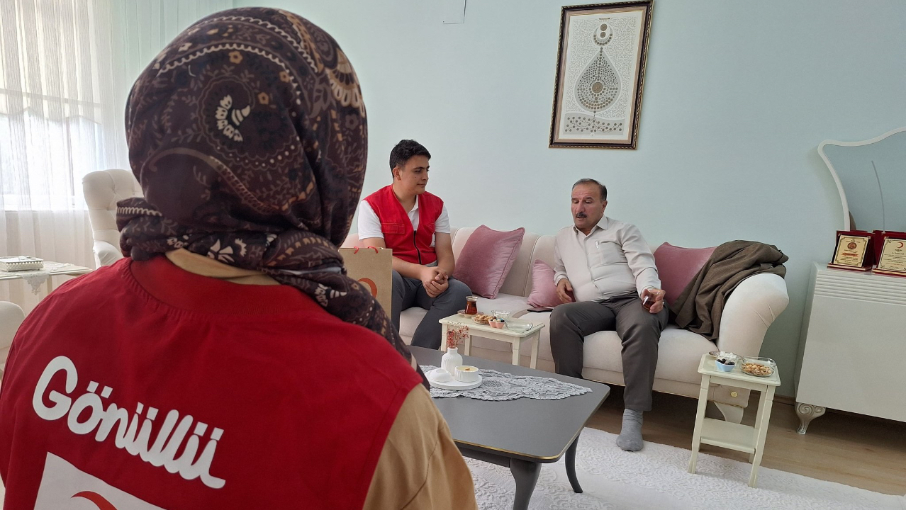 Ağrı Kızılay gönüllülerinden Gazi’ye anlamlı ziyaret