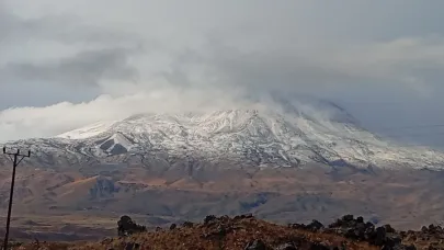 Ağrı Dağı zirvesi karla kaplandı