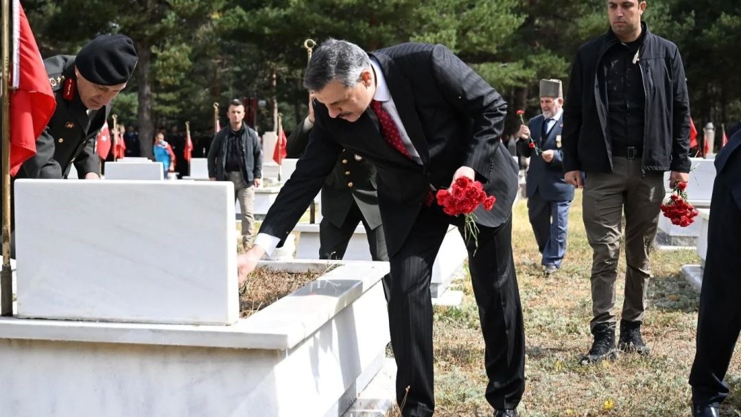 Erzurum Valisi Mustafa Çiftçi, Karskapı ve Erzurum polis şehitliğini ziyaret etti