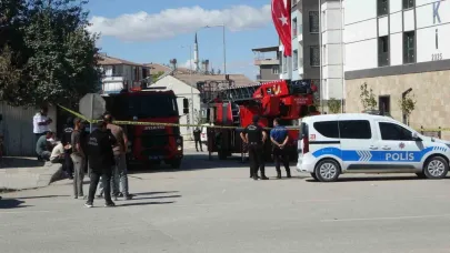 Alacağını alamadı çatıya çıktı, polis yiyecek verip indirdi