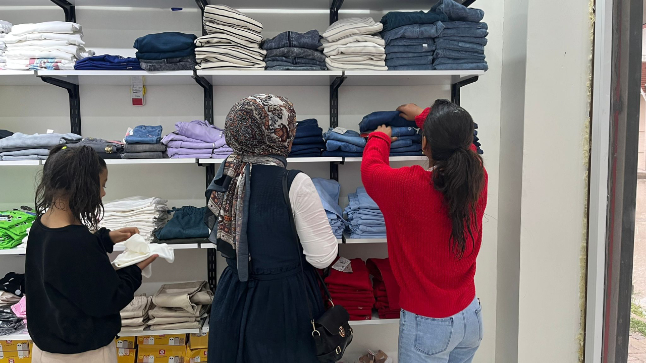 Kızılay Butik, Doğubayazıt’ta ihtiyaç sahiplerinin yüzünü güldürdü