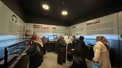 Vanlı kadın ve çocuklar müzeyi gezerek tarihi eserleri görme fırsatı buldular
