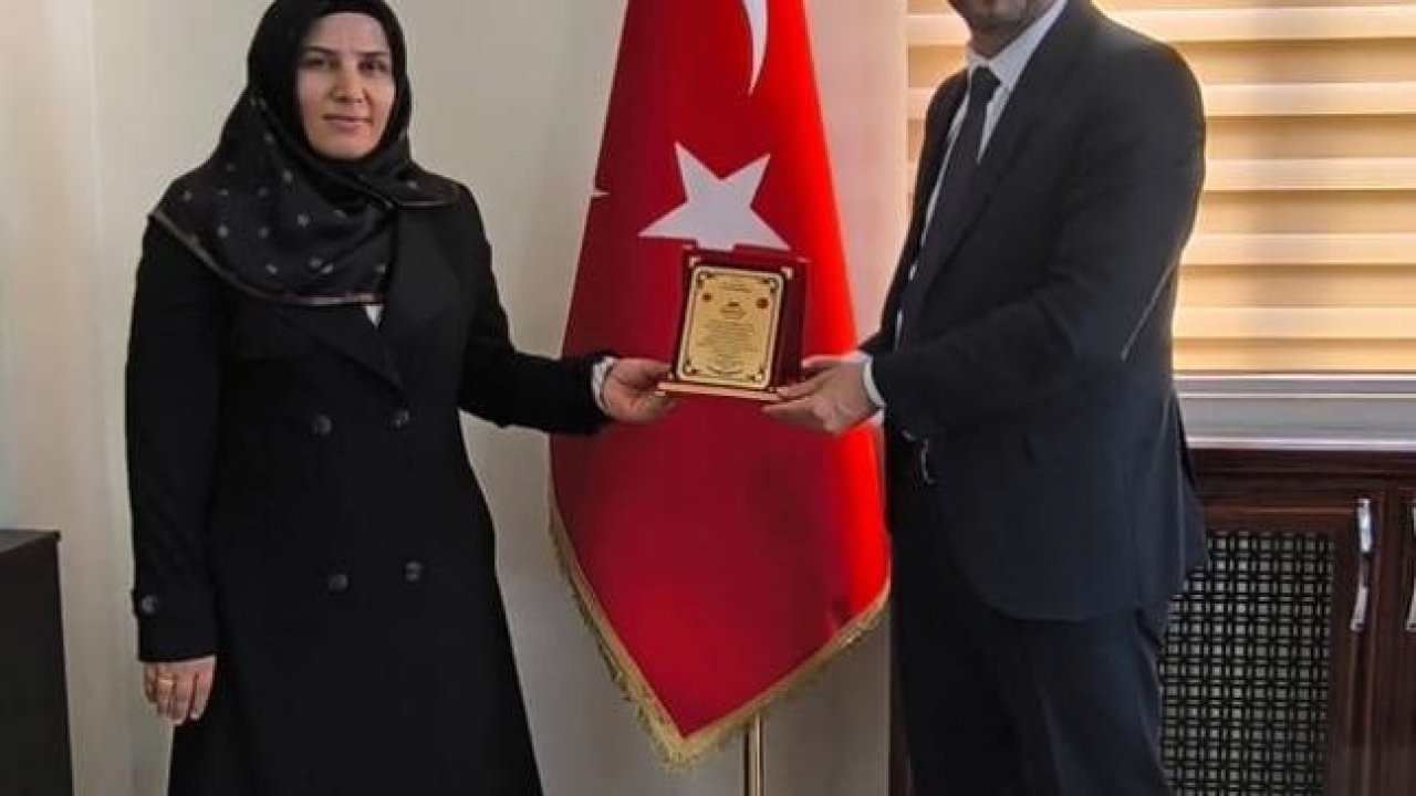 Erzurum Müftü Vekili  Başarılı hocalara teşekkür plaketi