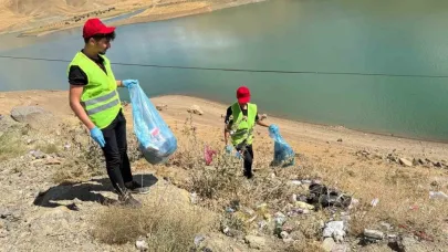 Yüksekova’da gönüllüler Dilimli barajının etrafını çöplerden arındırdılar