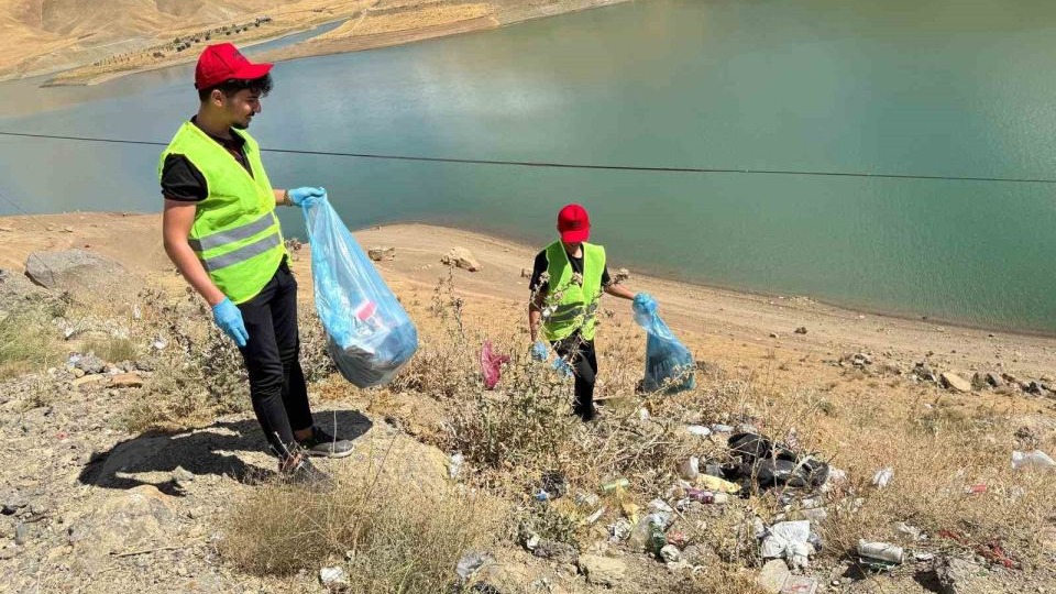 Yüksekova’da gönüllüler Dilimli barajının etrafını çöplerden arındırdılar