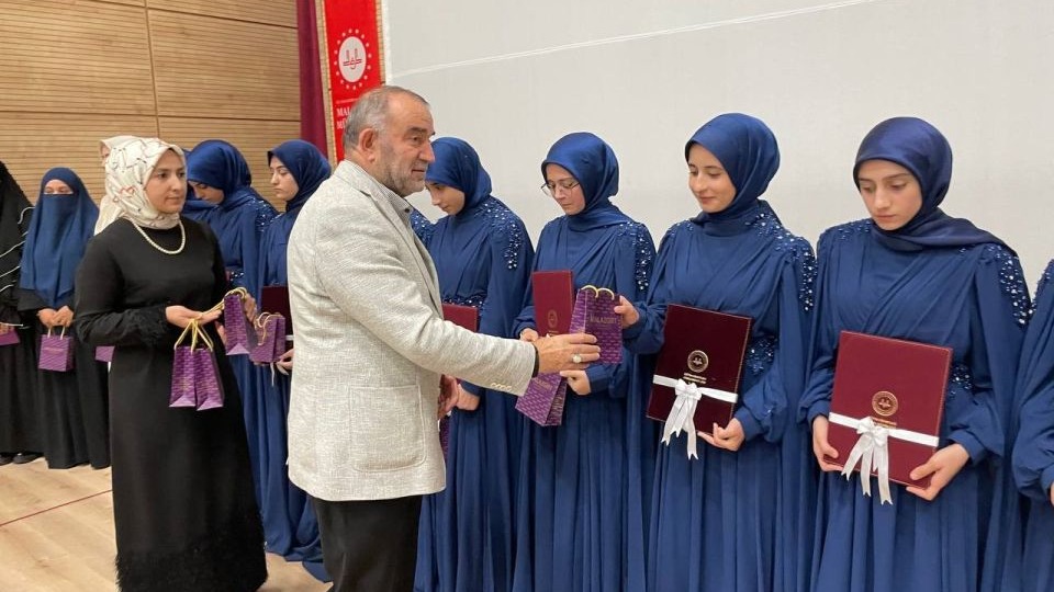 Malazgirt’te hafızlık töreninde duygu dolu anlar yaşandı
