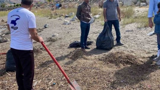 Doğaseverler Van Gölü sahilini temizledi