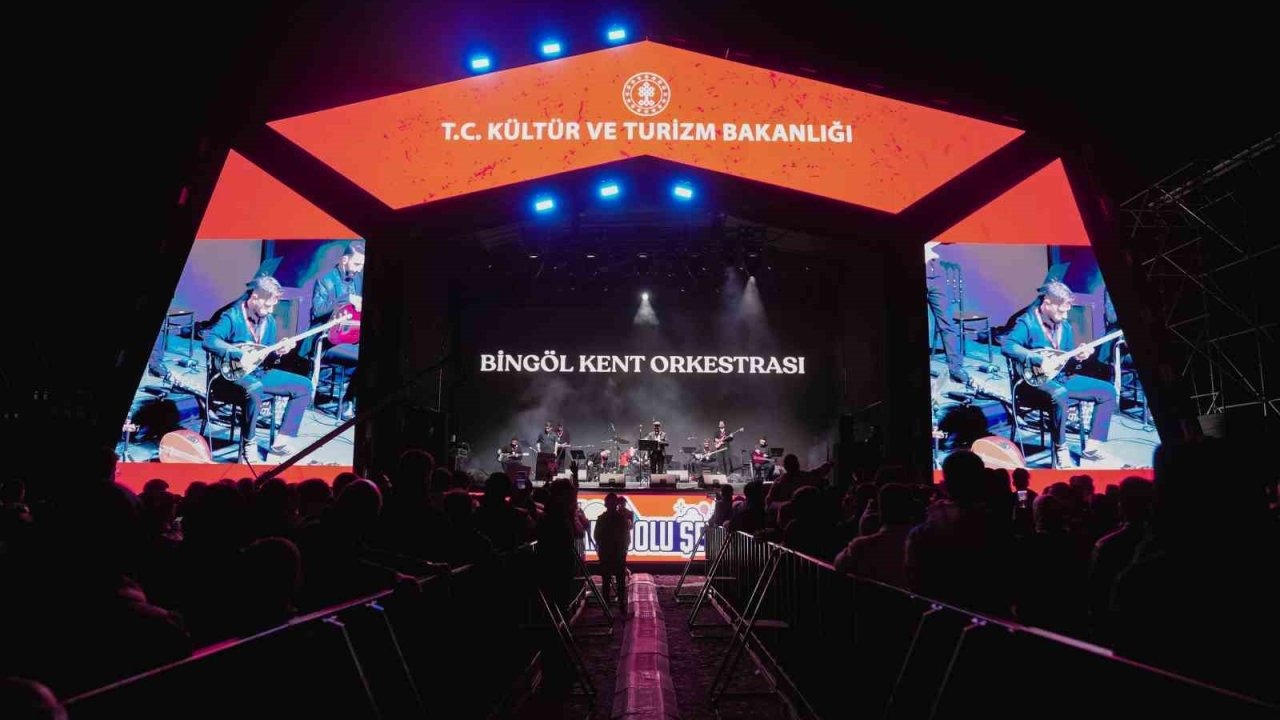 Bingöl’de "Bir Anadolu Şenliği" türkülerle devam etti