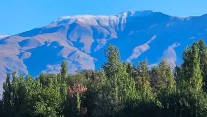 Erzincan’da Keşiş Dağının zirvesine kar yağdı