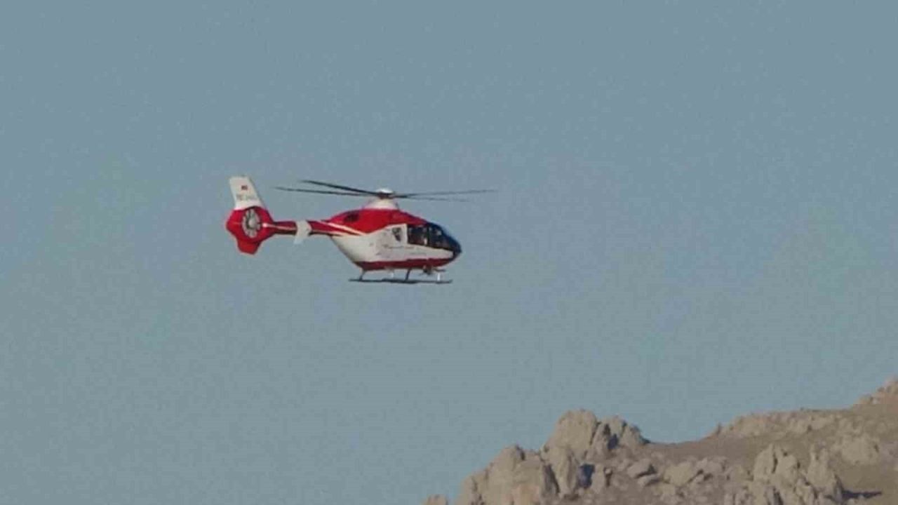 Asfiksi hastası yenidoğan bebek ambulans helikopterle Van’a getirildi