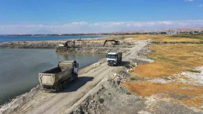 Van Gölü’nde dip çamuru temizliği devam ediyor