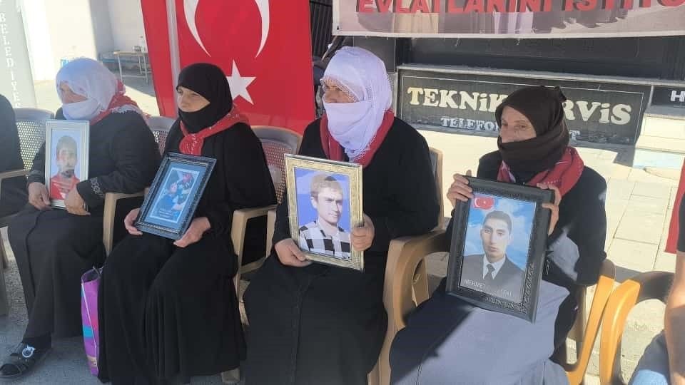 Muş’ta ailelerin DEM Parti önündeki eylemi sürüyor