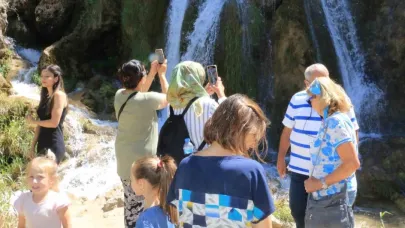 Üniversite öğrencilerinin gelmesiyle Girlevik Şelalesinde yoğunluk oluştu