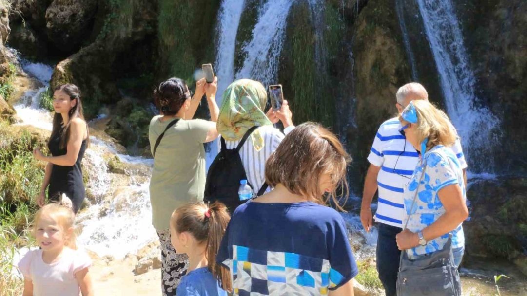 Üniversite öğrencilerinin gelmesiyle Girlevik Şelalesinde yoğunluk oluştu