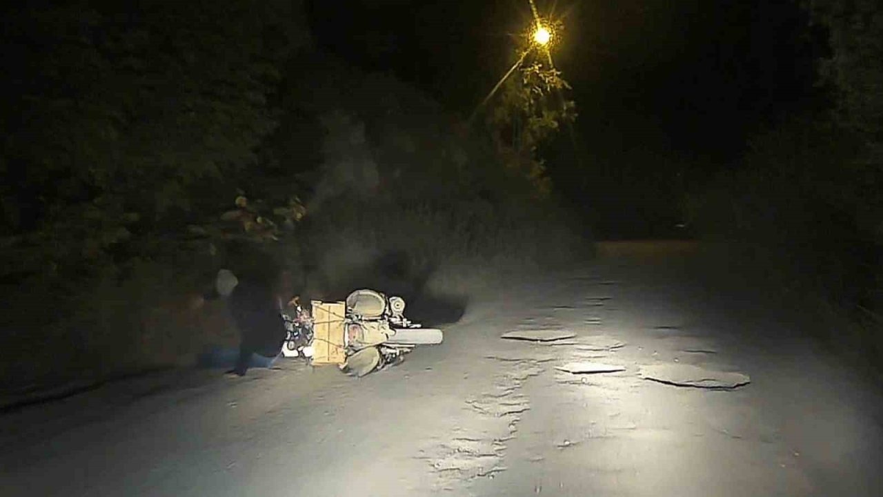 Erzurum'da motosikletli genç dereye uçmaktan son anda kurtuldu: Kaza anı kamerada