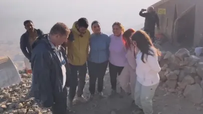 Ağrı Dağı zirvesine çıkan dağcılardan halaylı kutlama
