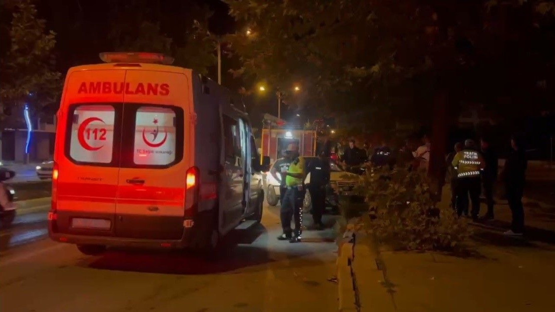 Erzincan’da otomobil kaldırıma çıktı: 1 yaralı
