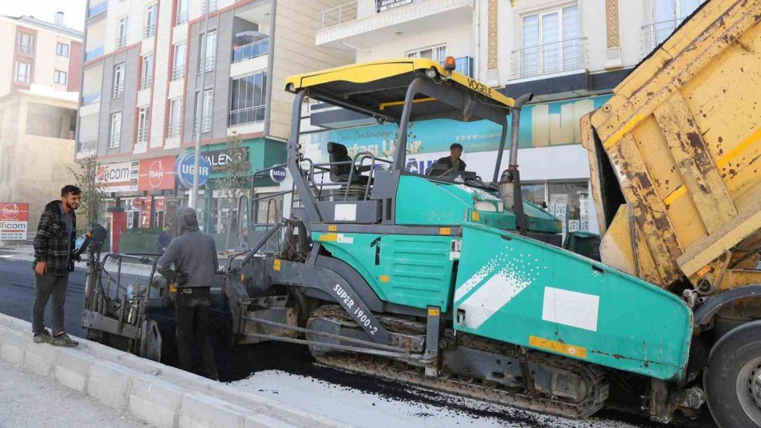 Suvaroğlu Caddesi’nde sıcak asfalt serimi yapılıyor