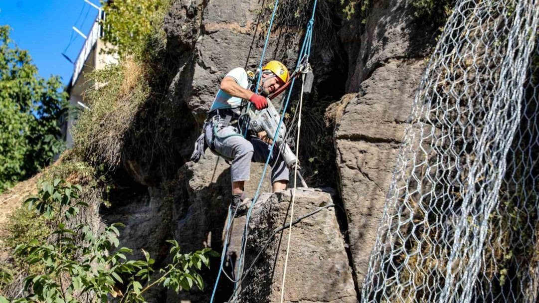 Bitlis’te kaya düşmelerine karşı çelik ağlı güvenlik önlemi