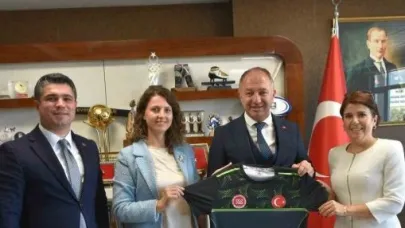 Erzurum'da Speed Skating spor kulübü yönetiminden Çakmur’a ziyaret
