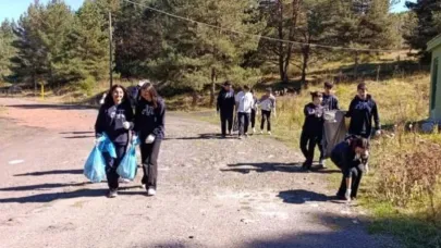 Ardahan’da öğrenciler çevre bilinci için çöp topladı