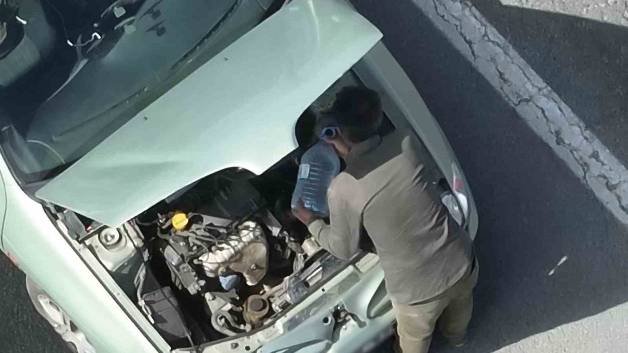 Kars'ta aracı arızalanmış gibi davranan ehliyetsiz sürücü polisin dronlu takibi ile yakalandı