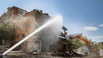 Van’da 4 katlı bina yıktırıldı