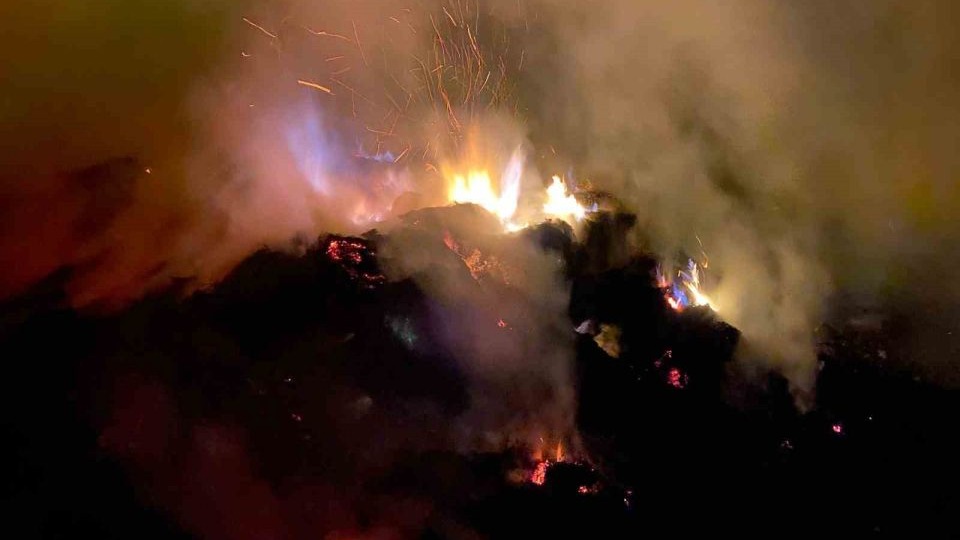 Bitlis’te çıkan yangında ot yığınları kül oldu