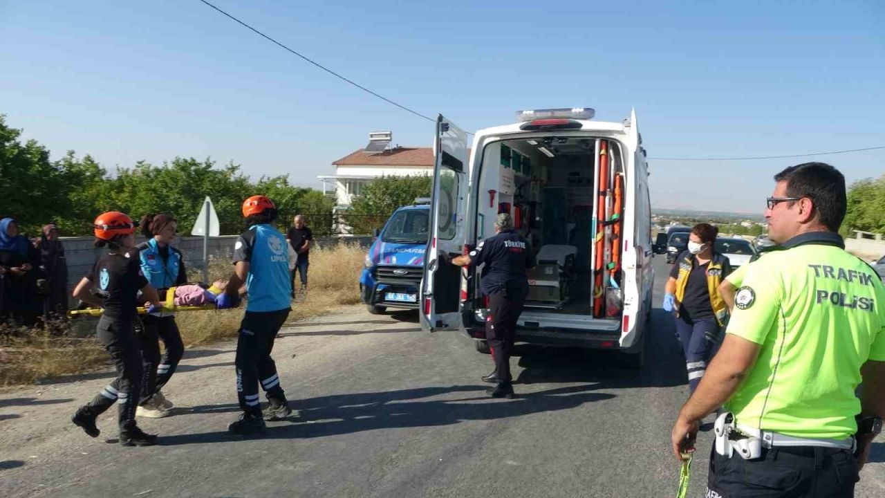 Araç bahçe duvarına çarptı, anne ile 3 çocuğu yaralandı