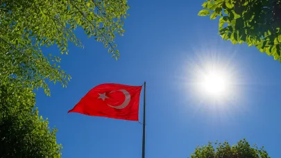 Ağrı’da Bayrak ve Güneş Manzarası Mest Etti