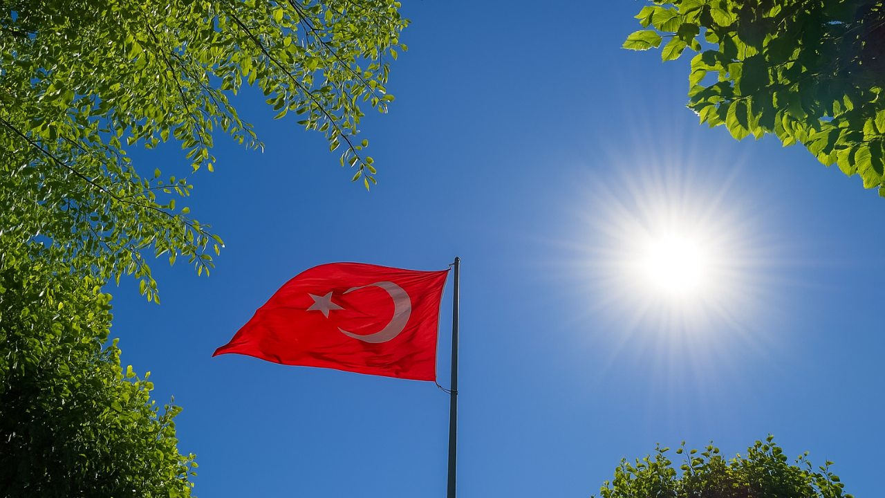 Ağrı’da Bayrak ve Güneş Manzarası Mest Etti
