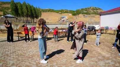 Muş’ta Elden Ele Mutluluk gönüllü ekibi çocukların yüzünü güldürdü