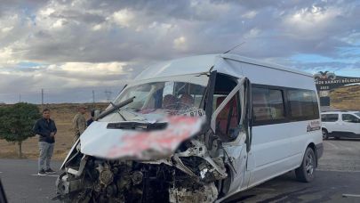 Erciş'te Tır ile Okul Servisi Çarpıştı Çok Sayıda Yaralı Var