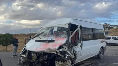 Erciş'te Tır ile Okul Servisi Çarpıştı Çok Sayıda Yaralı Var