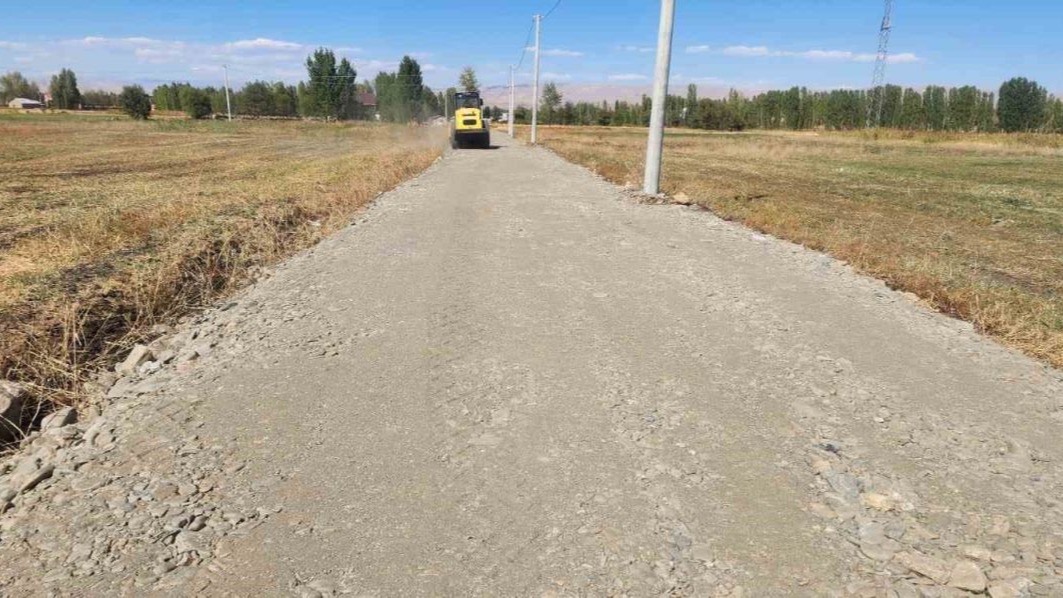 Muş İl Özel İdaresi, stabilize yol çalışmalarını sürdürüyor