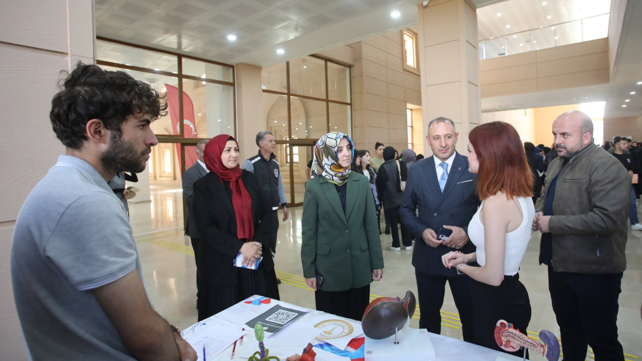 AİÇÜ’de Öğrenci Kulüpleri Yeni Öğrencilerle Buluştu