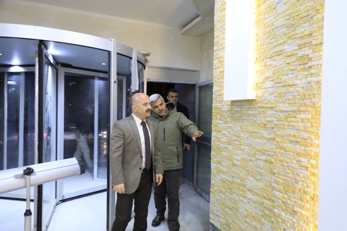 Vali Varol  Tadilatı Süren Polis Evini Ziyaretetti
