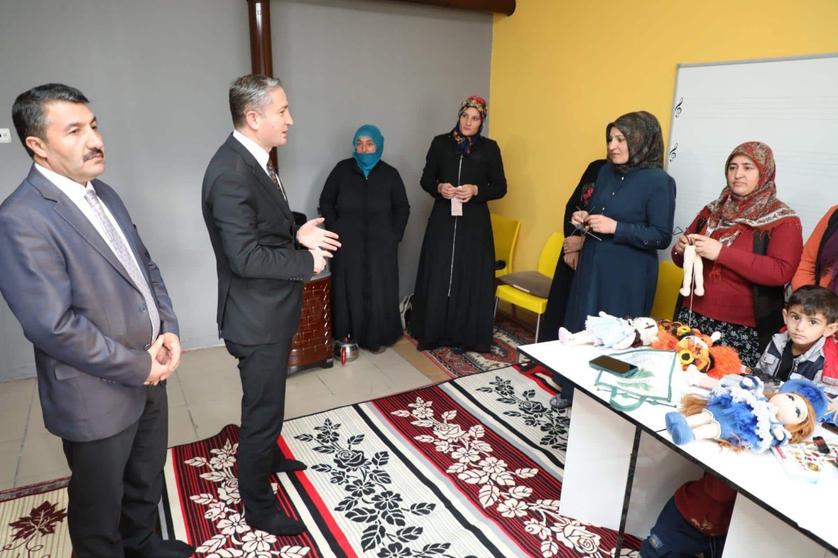 Kadınlar,Köy Yaşam Merkezleri Sayesinde Okuma Yazma Öğreniyor