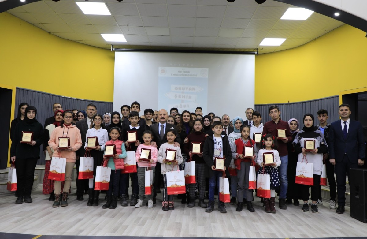 Vali Varol "Okuyan Şehir Ağrı" Projesi Kapsamında Öğrencileri Ödüllendirdi.