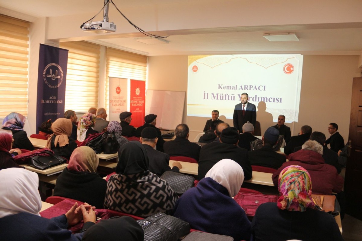 Ağrı’da Umreye Gidecek Vatandaşlara Seminer Verildi