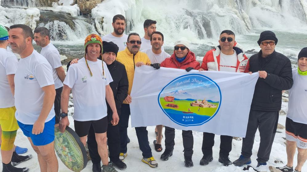 Aktivistler bölgenin kış turizmine dikkat çekmek için eksi 15 derece dondurucu soğukta suya girdiler