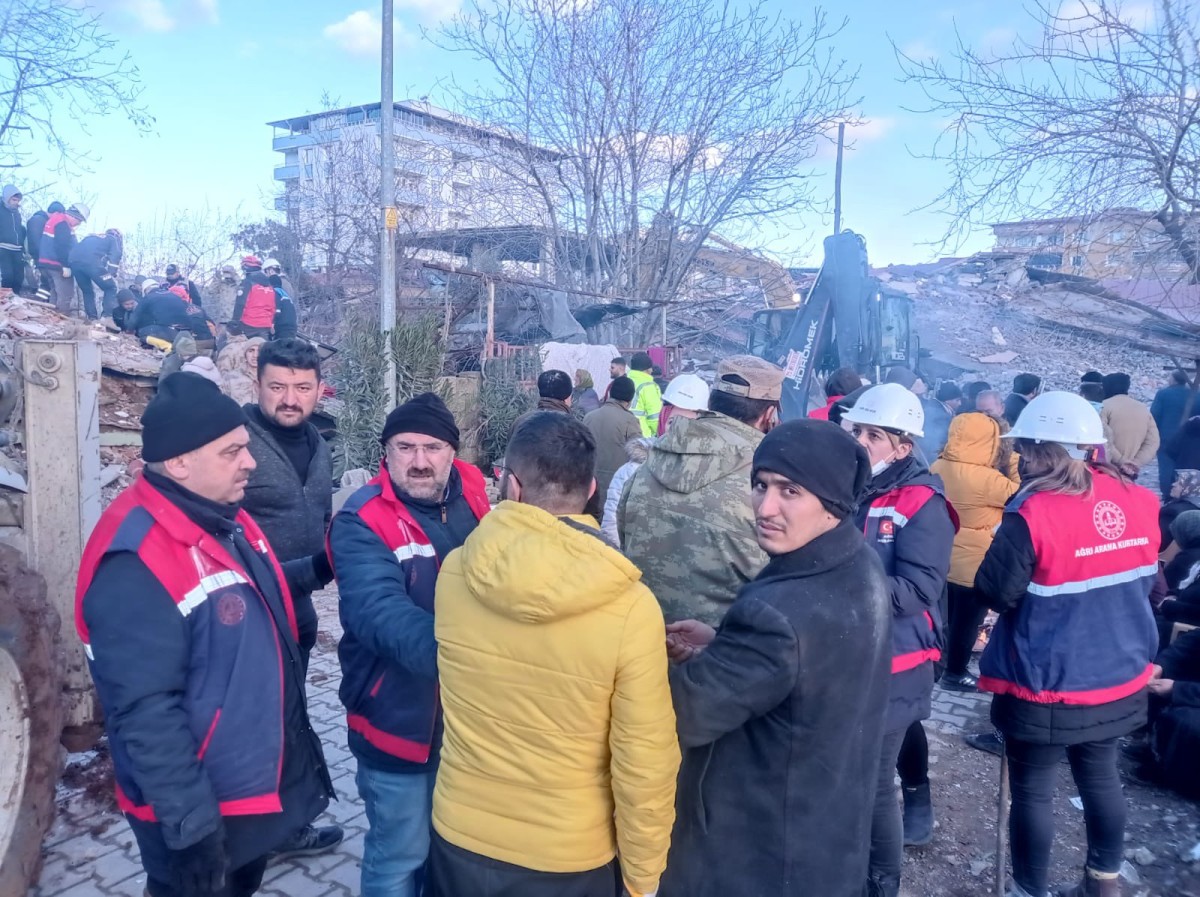 Öğretmenler Gaziantep'teki arama kurtarma çalışmalarına destek veriyor