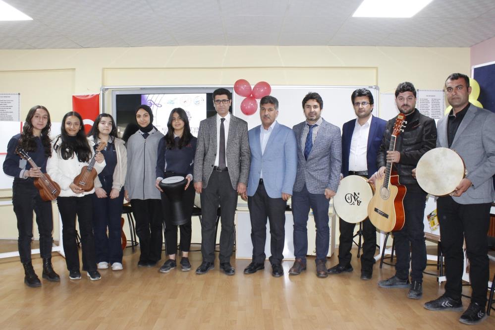 Erciş'te Bazı Okullara Ekipman Desteği...