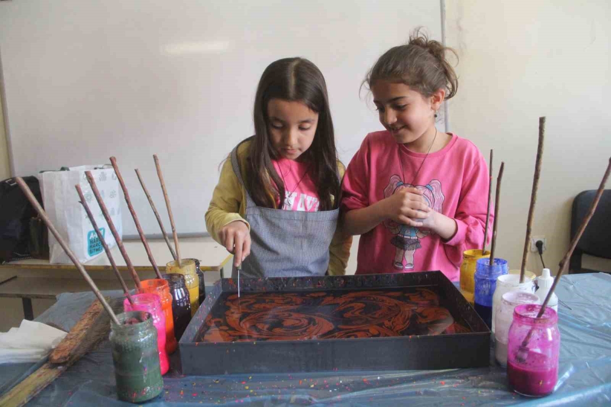 Elazığ'da ebru sanatı ile tanışan çocuklar büyük mutluluk yaşadı