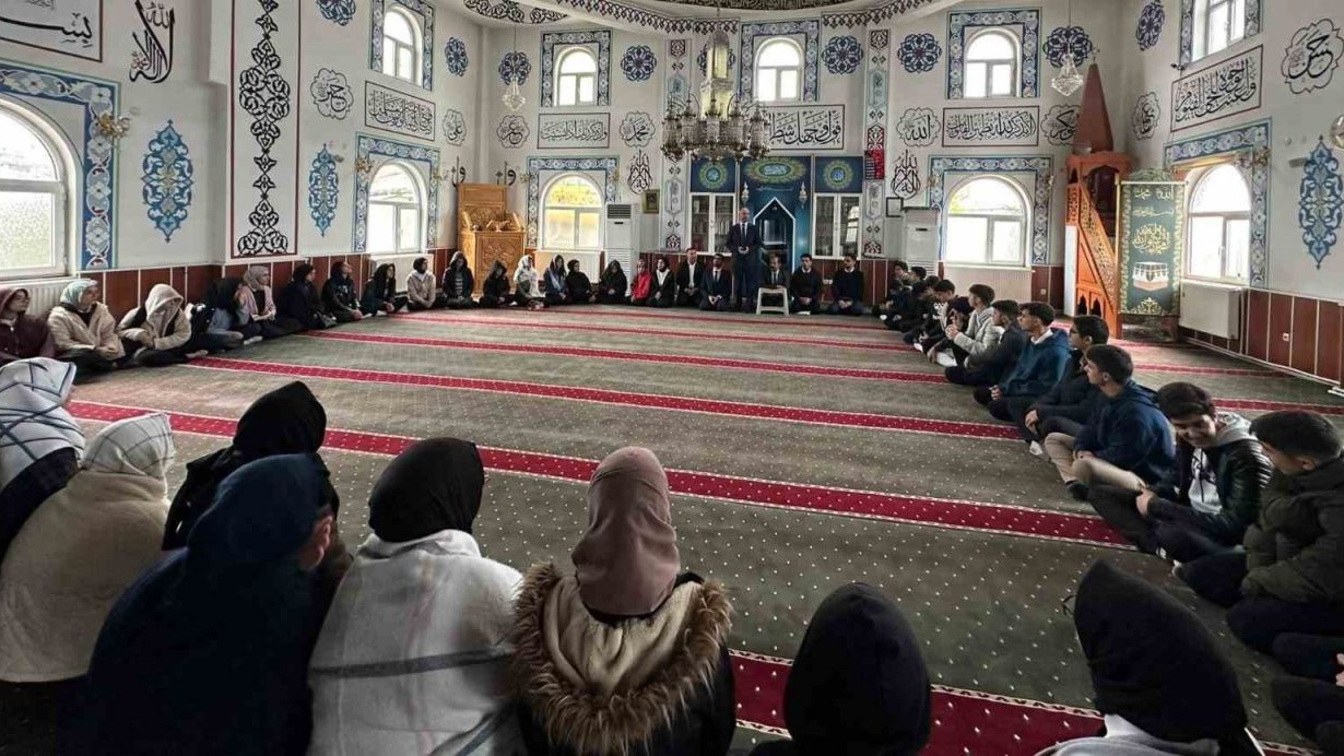 400 genç gönüllü tarihi camide din gönüllüleriyle buluştu