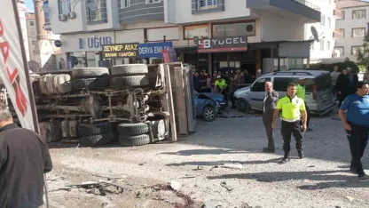 Freni patlayan mıcır yüklü hafriyat kamyonu ortalığı savaş alanına çevirdi