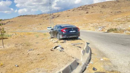 Adilcevaz'da kontrolden çıkan otomobil bariyerlere çarptı: 4 yaralı
