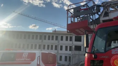 Erzincan'da alacaklarını alamayan işçiler çatıya çıktı