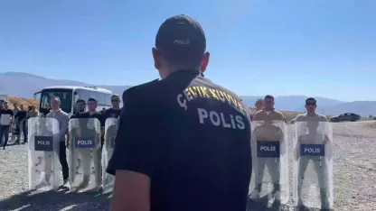 Erzincan İl Emniyet Müdürlüğü çevik kuvvet polisinden nefes kesen tatbikat