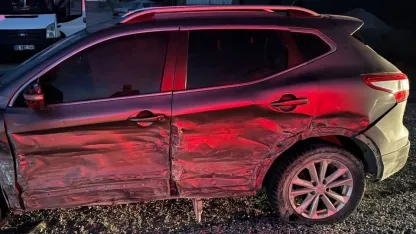 Van'da trafik kazası; Lastiği patlayan otomobil karşı yoldan gelen cipe çarptı